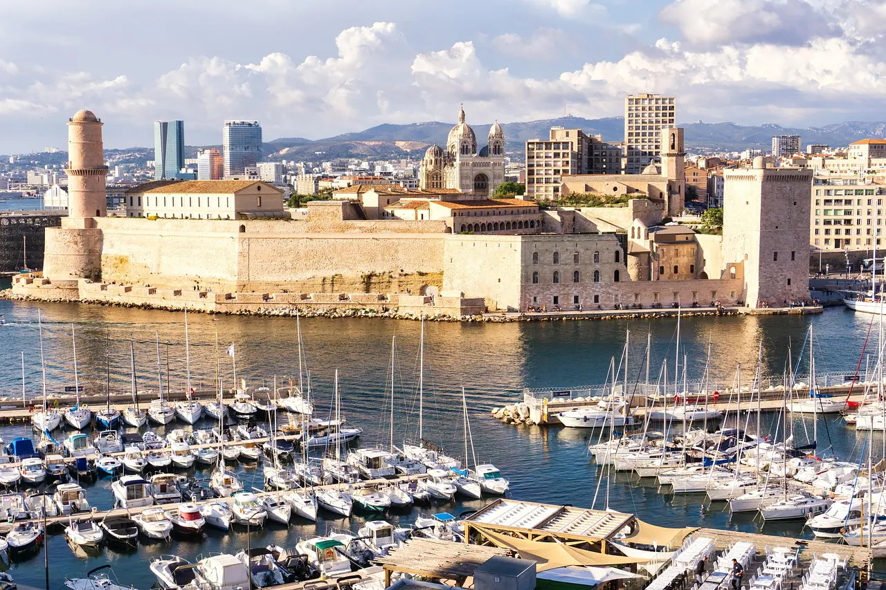Optimisez votre bien immobilier à Marseille avec un service de débarras